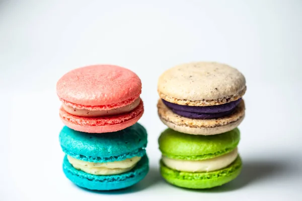 Nahaufnahme Von Macarons Kuchen Verschiedenen Farben Vor Blauem Hintergrund Kulinarisches — Stockfoto