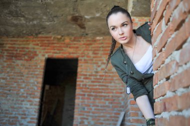 Askeri üniformalı asker kadın. Lara croft tarzı