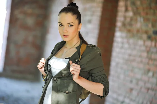 Voják Vojenské Uniformě Lara Croft Style — Stock fotografie