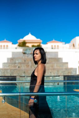 Yüzme havuzunda güzel bir genç kadın.