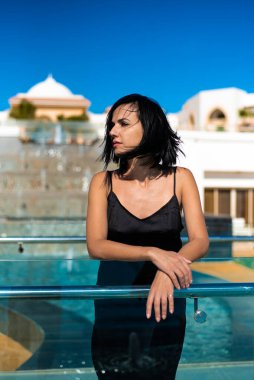 Yüzme havuzunda güzel bir genç kadın.