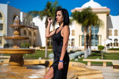 Yazın çeşmenin yanında güzel bir kadın