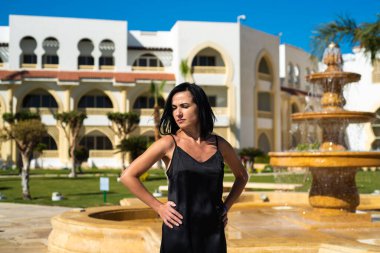 Yazın çeşmenin yanında güzel bir kadın