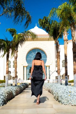 Kudüs şehrinde, mavi elbiseli ve beyaz gömlekli güzel bir kadın.,