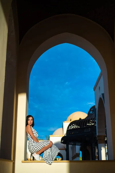 Красива Молода Жінка Блакитній Сукні Біла Сорочка Даху Мечеті — стокове фото