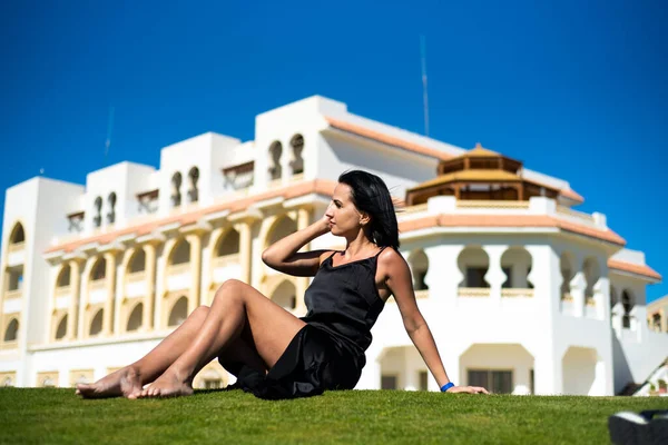 Sokakta siyah elbiseli güzel bir kadın.