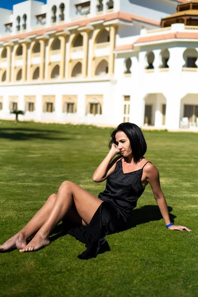 Красива Молода Жінка Чорній Сукні Сидить Лавці Парку — стокове фото