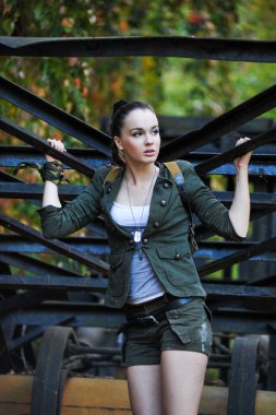 askeri giysiler içinde güzel bir kadın.