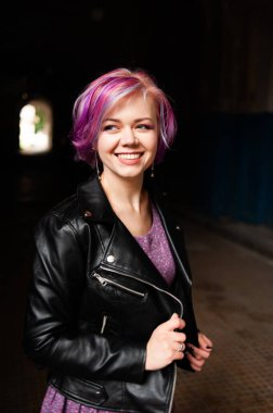 Pembe ceketli ve siyah elbiseli güzel bir kadının portresi.