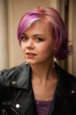 Deri ceketli güzel bir kadının portresi.