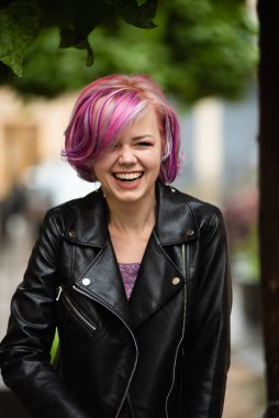 Uzun saçlı güzel bir genç kadının portresi.