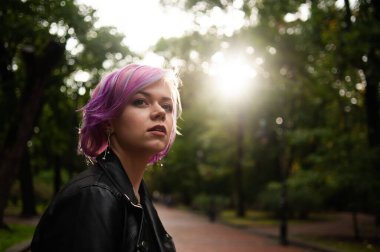 Parktaki genç ve güzel kadın.