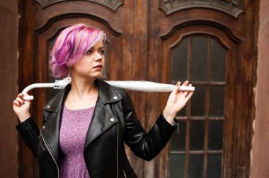 Yağmurlu bir gün. Parlak şemsiyeli gülümseyen kadın