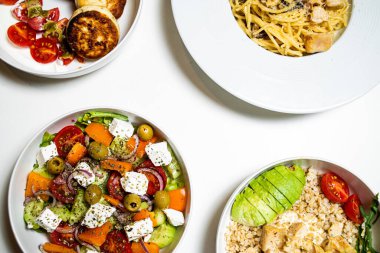 Beyaz arka plandaki et, sebze ve tatlılardan oluşan şenlikli yemekler. Menü ayarlandı.