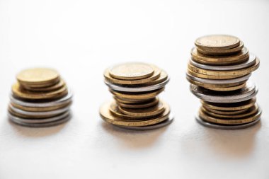 Beyaz arkaplan, finans ve bankacılık kavramında Euro madeni para yığınları.