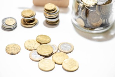 Beyaz arkaplan, finans ve bankacılık kavramında Euro madeni para yığınları.