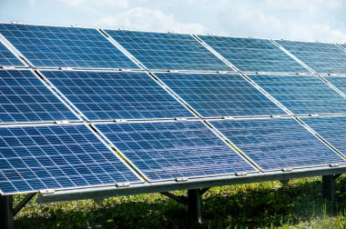 Güneş paneli, fotovoltaik, alternatif elektrik kaynağı - seçici odak, kopyalama alanı