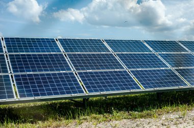 Güneş paneli, fotovoltaik, alternatif elektrik kaynağı - seçici odak, kopyalama alanı