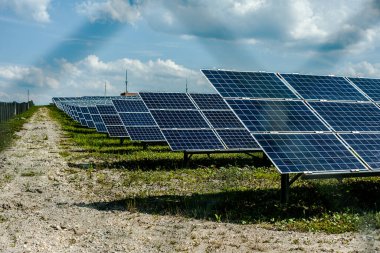 Güneş paneli, fotovoltaik, alternatif elektrik kaynağı - seçici odak, kopyalama alanı