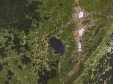 Dağlardaki nehrin havadan görünüşü