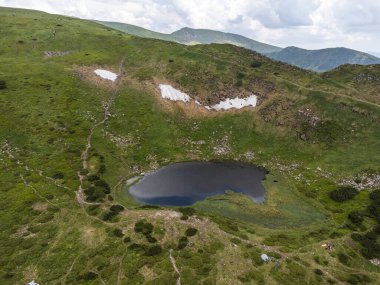 Dağlardaki güzel göl manzarası