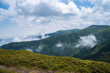 Dağları ve bulutları olan güzel bir manzara