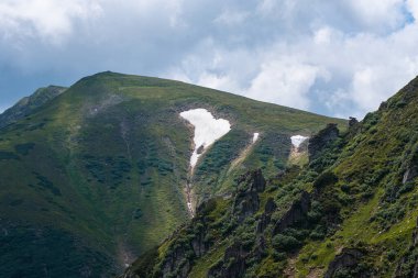 Dağları ve bulutları olan güzel bir manzara