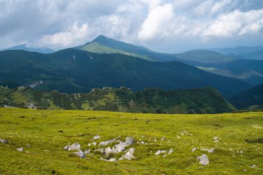 Dağları ve bulutları olan güzel bir manzara