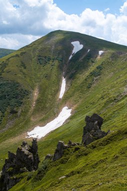 Dağları ve bulutları olan güzel bir manzara