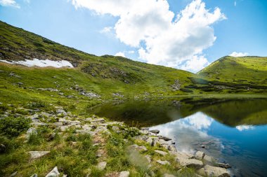 Dağlardaki gölün güzel manzarası