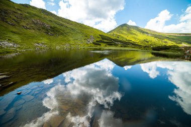 Göl ve dağlarla dolu güzel bir manzara.