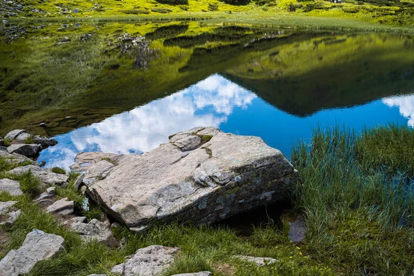 Krásná Krajina Jezerem Horách — Stock fotografie