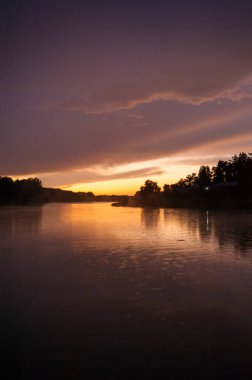 Gölün üzerinde güzel bir gün batımı