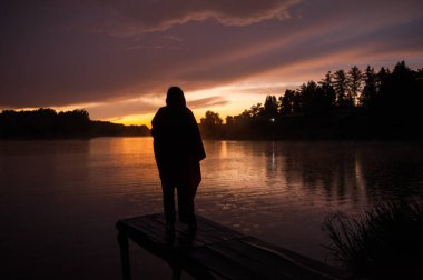 Göldeki bir adamın silueti.