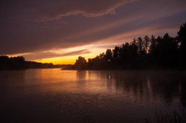Gölün üzerinde güzel bir gün batımı