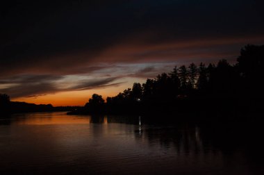 Gölün üzerinde güzel bir gün batımı