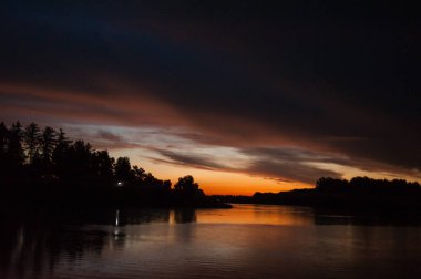 Gölün üzerinde güzel bir gün batımı
