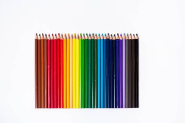 Beyaz bir arka plan üzerinde izole renkli kalemler