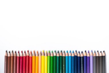 Beyaz bir arka plan üzerinde izole renkli kalemler