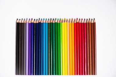 Beyaz bir arka plan üzerinde izole renkli kalemler