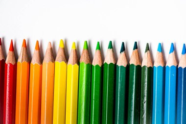 Beyaz bir arka plan üzerinde izole renkli kalemler
