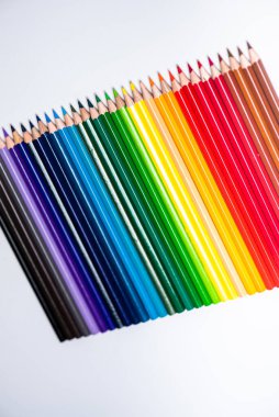 Beyaz bir arka plan üzerinde izole renkli kalemler