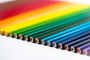 Beyaz bir arka plan üzerinde izole renkli kalemler