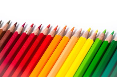 Beyaz bir arka plan üzerinde izole renkli kalemler