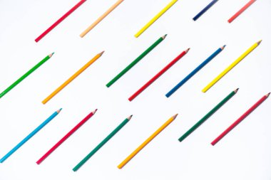 Beyaz bir arka plan üzerinde izole renkli kalemler