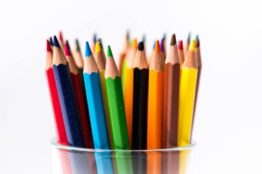 üst üste beyaz bir arka plan üzerinde renkli kalemler