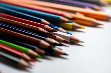 Renkli kalemlerden oluşan bir grubu kapat