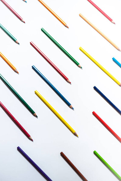 Красочные карандаши на белом фоне
