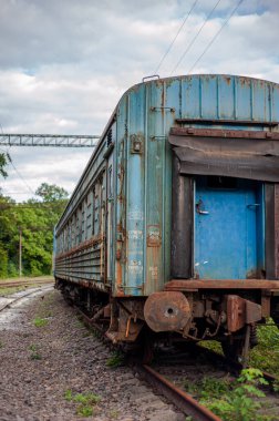 Demiryolundaki eski paslı lokomotif