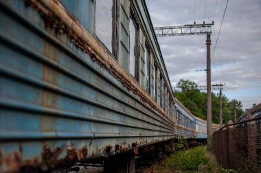 Şehirdeki terk edilmiş eski tren istasyonu.
